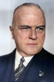 Ex-Admiral Magnus von Levetzow dient sich den Nazis an und setzt als Polizeipr&auml;sident von Berlin ihre Politik um.