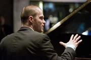 Der talentierte Konzertpianist Daniel Gerber (Matthias Reichwald) will in einer Bar ein paar Euro dazuverdienen.