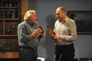 Martin und Hubert &uuml;berlegen sich einen Plan f&uuml;r die Whisky-Verkostung. Von links: Martin Kirchleitner (Hermann Giefer) und Hubert Kirchleitner (Bernhard Ulrich).