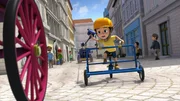 Der kleine Giuseppe versucht, eine Pferdekutsche aufzuhalten, die sich selbstständig gemacht hat. Der kleine Giuseppe versucht, eine Pferdekutsche aufzuhalten, die sich selbstständig gemacht hat.