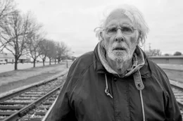Als Woody (Bruce Dern) betrunken an den Schienen entlangtorkelt, wird er von einem Zug gestreift. Er verletzt sich am Kopf und verliert seine Zahnprothese.