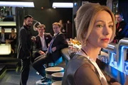 An der Bar mit den B&auml;nkern: Kunstprofessorin Claudia Denk (Ursina Lardi) wird beobachtet von Tobias Krenz (Volkram Zschiesche, l.) und seinen Kollegen Jonas Stein (Hannes Wegener) und Oliver Kern (Julian Weigend, 3. v. l.).