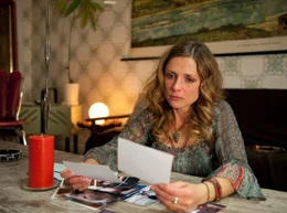 In Chantal (Julia Brendler) werden alte Erinnerungen wach.
