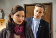 Kira (Mareike Lindenmeyer, l.) leidet unter Xavers Ablehnung; auch Martin (David Paryla, r.) kann nichts ausrichten. Kira (Mareike Lindenmeyer, l.) leidet unter Xavers Ablehnung; auch Martin (David Paryla, r.) kann nichts ausrichten.