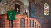 Das Ermittlerteam Michael Brandt (Anton Spieker) und Ria Larsen (Marlene Tanczik) am heiligen Ort des ermordeten Pastors. Das Ermittlerteam Michael Brandt (Anton Spieker) und Ria Larsen (Marlene Tanczik) am heiligen Ort des ermordeten Pastors.