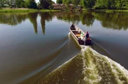 Ein Fischer auf dem Haff: Der Fischfang ist eine der wenigen Arbeiten, die ein Leben auf der Kurischen Nehrung überhaupt ermöglichen. Ein Fischer auf dem Haff: Der Fischfang ist eine der wenigen Arbeiten, die ein Leben auf der Kurischen Nehrung überhaupt ermöglichen.