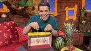 Juri zeigt, wie aus dem Obstkranz ein Obst-Theater wird.