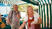 Obstbauer Gerd Barth mit einer Verkäuferin am Marktstand. Obstbauer Gerd Barth mit einer Verkäuferin am Marktstand.