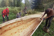 Aivar Ruukel und sein Freund Tönis Tammetalu bauen ein Boot, gefertigt aus einem einzigen Espenstamm. Der Einbaum-Bootsbau gehört zum estnischen Kulturgut. Aivar Ruukel und sein Freund Tönis Tammetalu bauen ein Boot, gefertigt aus einem einzigen Espenstamm. Der Einbaum-Bootsbau gehört zum estnischen Kulturgut.