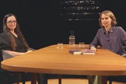 v.li.: Kate Manne, Philosophin und Moderatorin Barbara Bleisch