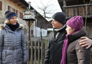 Natascha (Melanie Wiegmann, l.) trifft auf Martin (David Paryla, M.) und Kira (Mareike Lindenmeyer, r.), die ihr Liebesglück nun auch in der Öffentlichkeit genießen. Natascha (Melanie Wiegmann, l.) trifft auf Martin (David Paryla, M.) und Kira (Mareike Lindenmeyer, r.), die ihr Liebesglück nun auch in der Öffentlichkeit genießen.