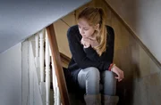 Luisa Harms (Karo Willer) belauscht das Verhör ihres Vaters. Luisa Harms (Karo Willer) belauscht das Verhör ihres Vaters.