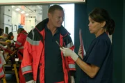 Dr. Haase (Fabian Harloff, l.) übergibt Dr. Jonas (Gerit Kling, r.) das Handy des Unfallopfers. Vielleicht kann man damit herausfinden, um wen es sich handelt. Dr. Haase (Fabian Harloff, l.) übergibt Dr. Jonas (Gerit Kling, r.) das Handy des Unfallopfers. Vielleicht kann man damit herausfinden, um wen es sich handelt.
