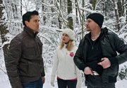 ARD STURM DER LIEBE FOLGE 1722. Ohne es zu ahnen, rettet Mandy (Lara Mandoki, M.) Thiago (Alfonso Losa, l.), der vom Killer Javier (Peter Nitzsche, r.) bedroht wird, das Leben.
