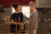 Johanna (Ursula Cantieni, re.) hat von Herzen Mitleid mit Eva (Lucie Muhr). Sie kann gut verstehen, dass ihre Enkelin es momentan nicht übers Herz bringt, nach allem was passiert ist, einfach weiter in ihrer Kneipe zu arbeiten. Johanna (Ursula Cantieni, re.) hat von Herzen Mitleid mit Eva (Lucie Muhr). Sie kann gut verstehen, dass ihre Enkelin es momentan nicht übers Herz bringt, nach allem was passiert ist, einfach weiter in ihrer Kneipe zu arbeiten.