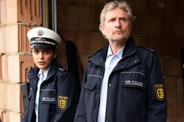 Maja Jung (Deniz Orta) war noch nicht in Tobel, als der Mordfall geschah. Langsam w&auml;chst auch bei ihr der Verdacht, dass ihr Vorgesetzter Neumann (J&ouml;rg Witte) nicht sorgf&auml;ltig gearbeitet hat.