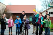 Von links: Vinzenz Kurz (Hans Stadlbauer), Katharina Benninger (Carina Dengler) und N.N. beim &bdquo;Gr&uuml;ndonnerstags-Ratschen&ldquo;.