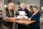 Udo (Klaus Mikoleit, M.) entwirft Flyer für seine Politik – doch zu viel Inhalt und fades Design lassen die Drucksachen bei Inge (Peggy Lukac, r.) und Hannes (Claus Dieter Clausnitzer, l.) durchfallen. Udo (Klaus Mikoleit, M.) entwirft Flyer für seine Politik – doch zu viel Inhalt und fades Design lassen die Drucksachen bei Inge (Peggy Lukac, r.) und Hannes (Claus Dieter Clausnitzer, l.) durchfallen.
