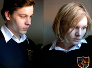 Olga (Rosalie Thomass) ist beunruhigt. Sie fürchtet, dass die Kommissare herausfinden, dass sie ihren Mitschüler am Abend seines Todes in seinem Zimmer besuchte. Aber Max (Florian Bartholomäi) weiß sie zu beruhigen. Bei Olga kann er sich immer auf seinen Charme verlassen ... Olga (Rosalie Thomass) ist beunruhigt. Sie fürchtet, dass die Kommissare herausfinden, dass sie ihren Mitschüler am Abend seines Todes in seinem Zimmer besuchte. Aber Max (Florian Bartholomäi) weiß sie zu beruhigen. Bei Olga kann er sich immer auf seinen Charme verlassen ...