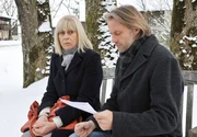 Als Charlotte (Mona Seefried, l.) den Befund ihrer Untersuchung erhält, legt ihr Michael (Erich Altenkopf, r.) nahe, sich in eine Entzugsklinik einliefern zu lassen. Als Charlotte (Mona Seefried, l.) den Befund ihrer Untersuchung erhält, legt ihr Michael (Erich Altenkopf, r.) nahe, sich in eine Entzugsklinik einliefern zu lassen.