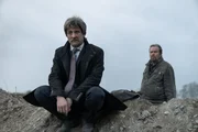 Alfons Zischl (Maximilian Brückner, links) betrachtet traurig das von ihm ausgelöste Desaster. Hinter ihm steht Sepp Goldhammer (Andreas Giebel). Alfons Zischl (Maximilian Brückner, links) betrachtet traurig das von ihm ausgelöste Desaster. Hinter ihm steht Sepp Goldhammer (Andreas Giebel).