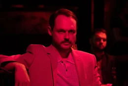 Versicherungsschadensregulierer Ackerman (Christopher Denham) beobachtet Doug bei einem Auftritt in der Show.