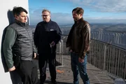 Auf 147 Metern mit Panoramablick über Stuttgart – nichts für Rico Sander (Benjamin Strecker, l.). Trotz Höhenangst ermittelt er mit Kriminalkommissar Jo Stoll (Peter Ketnath, r.) auf dem Stuttgarter Fernsehturm im Mord an einem Aufzugsführer. Dessen Kollege Jürgen Spengler (Oliver Breite, M.) beschreibt das Opfer als unauffälligen Zeitgenossen, doch im Laufe der Ermittlungen fängt diese harmlose Fassade an zu bröckeln. Auf 147 Metern mit Panoramablick über Stuttgart – nichts für Rico Sander (Benjamin Strecker, l.). Trotz Höhenangst ermittelt er mit Kriminalkommissar Jo Stoll (Peter Ketnath, r.) auf dem Stuttgarter Fernsehturm im Mord an einem Aufzugsführer. Dessen Kollege Jürgen Spengler (Oliver Breite, M.) beschreibt das Opfer als unauffälligen Zeitgenossen, doch im Laufe der Ermittlungen fängt diese harmlose Fassade an zu bröckeln.