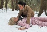 Sturm der Liebe, Folge 1729. Doris (Simone Ritscher, r.) findet die bewusstlose Charlotte (Mona Seefried, l.) im Schnee und überlegt, ob sie ihr Hilfe leisten soll. Sturm der Liebe, Folge 1729. Doris (Simone Ritscher, r.) findet die bewusstlose Charlotte (Mona Seefried, l.) im Schnee und überlegt, ob sie ihr Hilfe leisten soll.