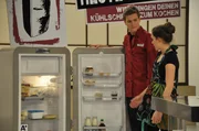 Patrick soll aus den Resten im K&uuml;hlschrank ein passables Essen zaubern. Von links: Patrick Westenrieder (Lucas Bauer) und Josy (Carina Diesing).