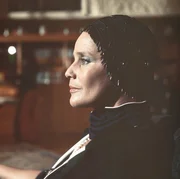 Evelyn St&uuml;rznickel (Maria Schell) ist unter Verdacht ihren Schwiegervater ermordet zu haben.