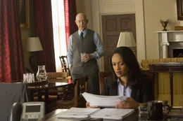 L-R: Ray King (J.K. Simmons) und Marybeth Medina (Cynthia Addai-Robinson)