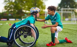 Dylan (Maik Cillekens, links) gewinnt nach und nach mehr Sicherheit im Rollstuhl. Er entdeckt neue M&ouml;glichkeiten, den Fu&szlig;ball zu f&uuml;hren. Youssef (Anouar Kasmi, rechts) und er sind wieder ein Team.