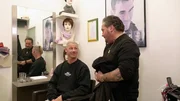 Andy (li.) wollte sich eigentlich den Gang zum Friseur sparen und hat selbst zur Blondierung gegriffen. Da er den Gelbstich aber partout nicht loswird, muss der Fachmann ran. Und Friseur Cosimo macht seine Sache gut.