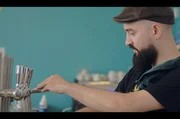 Lou zapft ein Bier. In Bordeaux betreibt er ein Café. Die Vorstellung, in der heutigen Welt Kinder zu bekommen, ist für ihn auch beängstigend. Lou zapft ein Bier. In Bordeaux betreibt er ein Café. Die Vorstellung, in der heutigen Welt Kinder zu bekommen, ist für ihn auch beängstigend.