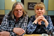 Bayerisches Fernsehen DAHOAM IS DAHOAM, Folge 1488, &bdquo;Osterglocken&ldquo;. Aufgrund der Kirchenglocken bef&uuml;rchtet das Ehepaar Brombacher nachts keine Ruhe zu finden. Von links: Herr Brombacher (Volker Herold) und Frau Brombacher (Ulrike Mai). Weiteres Bildmaterial finden Sie unter www.br-foto.de.