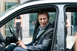 Matt (Liam Neeson) wartet nach einem riskanten Man&ouml;ver darauf, dass sein Erpresser zusteigt und sich ihm zu erkennen gibt.