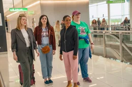 Von links: Heather (Alice Lowe) Rachel (Aisling Bea), Zoe (Amaka Okafor) und Claire (Jayde Adams) freuen sich auf den Flug nach Athen.