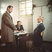 Kommissar Haferkamp (Hans-J&ouml;rg Felmy, l) verh&ouml;rt Dr. K&uuml;rschner (Rolf Becker, r)