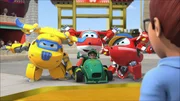 Bei aller Aufregung um das große Rennen hat der kleine Yi (m.) eins völlig vergessen: Einen Boxenteam zusammenzustellen. Doch diese Aufgabe übernehmen die Super Wings mit Vergnügen. Bei aller Aufregung um das große Rennen hat der kleine Yi (m.) eins völlig vergessen: Einen Boxenteam zusammenzustellen. Doch diese Aufgabe übernehmen die Super Wings mit Vergnügen.