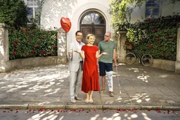 So unterschiedlich sie auch sind: Benno Martius (Tim Bergmann, l.) und Dr. Justus F&ouml;rster (Heino Ferch, r.) bringen Viola Bergers (Christina Gro&szlig;e, M.) Gef&uuml;hle geh&ouml;rig in Aufruhr.