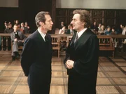 Star-Verteidiger Dr. Alexander (Romuald Pekney, r) vertritt die des Mordes angeklagte Evelyn St&uuml;rznickel vor Gericht. Kommissar Haferkamp (Hans-J&ouml;rg Felmy, l), ist wie Dr. Alexander, von der Unschuld der Angeklagten &uuml;berzeugt.