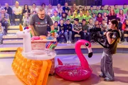 Kamerakind Nadine sorgt im Studio f&uuml;r starke Aufnahmen von Elton und den Requisiten.