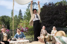Gabriel (Fran&ccedil;ois Morel, Mitte) springt auf den Stuhl und rei&szlig;t die Arme hoch. Mit: Arthur (Damien Bonnard, links), Am&eacute;lie (Rebecca Marder, 2. von links) u.a.