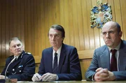 David (David Threlfall, Mi.), Alan (Lorcan Cranitch, re.) und ihr Vorgesetzter Chapman (Robert Glenister, li.) müssen auf der Pressekonferenz eingestehen, dass ihr Verdächtiger nicht der Mörder ist. David (David Threlfall, Mi.), Alan (Lorcan Cranitch, re.) und ihr Vorgesetzter Chapman (Robert Glenister, li.) müssen auf der Pressekonferenz eingestehen, dass ihr Verdächtiger nicht der Mörder ist.