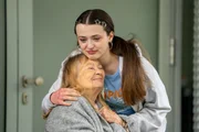 Von rechts: Maja (Godiva Adela) verabschiedet sich schweren Herzens von ihrer Lieblingspatientin Frau Keller (Ingrid Farin). Von rechts: Maja (Godiva Adela) verabschiedet sich schweren Herzens von ihrer Lieblingspatientin Frau Keller (Ingrid Farin).
