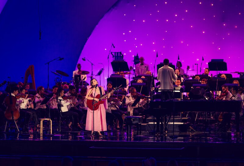 Laufey: A Night at the Symphony (USA, 2024)