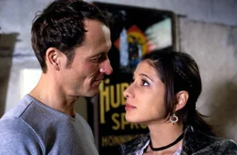Langsam kommen sich Enno (Markus Kn&uuml;fken, l.) und Emily (Isabella Parkinson, r.) n&auml;her. Sie warnt ihn aber gleich zu Beginn, dass er sie nie bel&uuml;gen soll ...