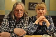 Aufgrund der Kirchenglocken bef&uuml;rchtet das Ehepaar Brombacher nachts keine Ruhe zu finden. Von links: Herr Brombacher (Volker Herold) und Frau Brombacher (Ulrike Mai).