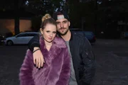 Können Rocko (Marc Barthel, r.) und Anja (Franziska Breite, l.) durch den Geldsegen wirklich glücklich werden? Können Rocko (Marc Barthel, r.) und Anja (Franziska Breite, l.) durch den Geldsegen wirklich glücklich werden?