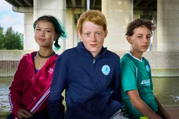 Die beiden Fu&szlig;ballspieler Dylan (Maik Cillekens, Mitte) und Youssef (Anouar Kasmi) (rechts) und Skaterin Maya (Kailani Busker, links).